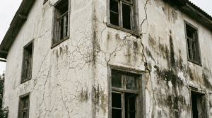 Fissures sur mur extérieur : signes d’alerte avant ravalement